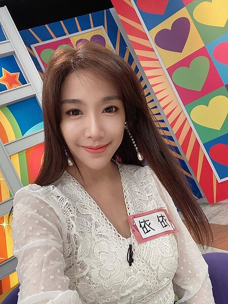 依依老公名下豪宅法拍賣精品籌錢,依依急澄清「沒缺錢」。圖/擷自依依臉書