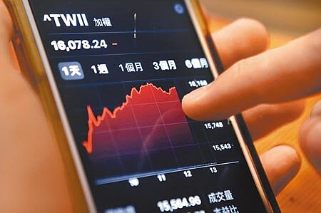 台北股市18日出現報復性反彈,指數開高走高,終場收在16145.98點,上漲792.09點,不但收復16000點關卡,更創下台股單日最大漲點紀錄。(范揚光攝)