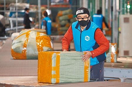 
業者目前使用跨境物流服務的主要困難點，發現主要為價格太貴。圖∕本報資料照片
