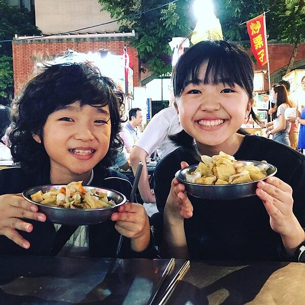 白潤音（左）、白小櫻現在都用遠距系統上課。圖／摘自臉書