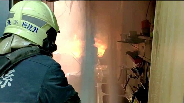 彰化縣消防局統計,今年1到4月住宅火警中,廚房火災佔26.7%,其中75%都是爐火烹調不慎造成。圖/彰化縣消防局提供