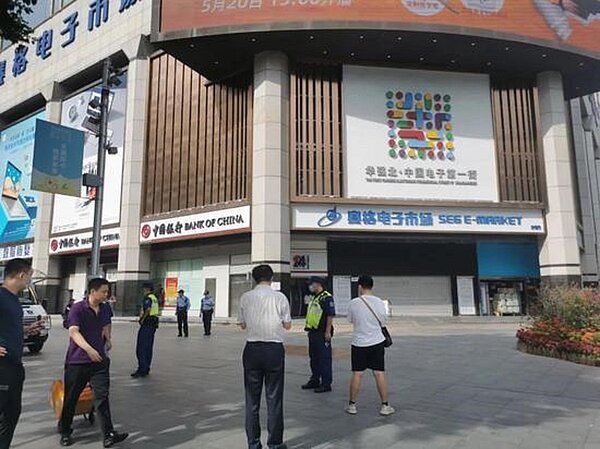 賽格大廈人員已經疏散,所有出入口已經封閉,處於只出不能進的狀態。所有的商鋪停止營業。證券時報