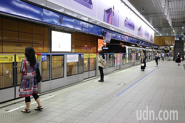 雙北防疫提升到三級警戒後,上班尖峰時段人潮驟減,民眾搭乘捷運時自動保持社交距離。報系資料照/記者余承翰攝影