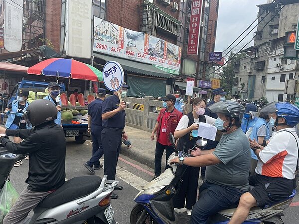 警方看到沒戴口罩民眾就會開單告發。圖/樹林分局提供