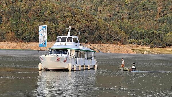 日月潭支援發電水位降至734公尺，伊達邵遊艇擱淺了。圖／民眾提供