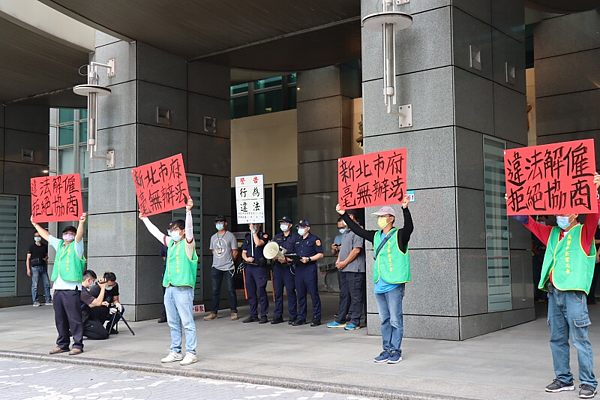 美麗華工會及桃產總工會成員至市府大門進行「苦站、苦行」陳情。圖／新北市勞工局提供