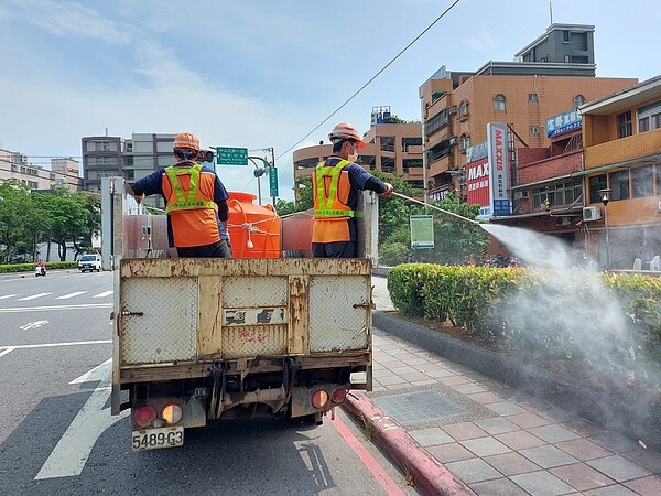 新北環保防疫不間斷，解除三級警戒前全市週週消毒，民眾倒垃圾請全程戴口罩。圖／新北市府提供