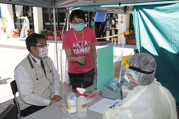 台南市第一個新冠肺炎社區篩檢站下午在東區衛生所成立,市長黃偉哲前往現場關切。圖/市府提供