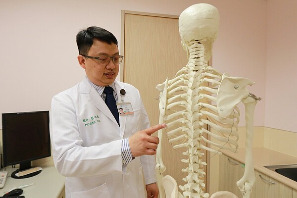 亞洲大學附屬醫院胸腔外科醫師劉柏毅指出,肋骨單側有12根,通常斷3根以上併發症產生的比例較高,除了會感到劇烈疼痛外,更可能因氣胸、血胸等併發症而有生命危險。圖/亞洲大學附屬醫院提供