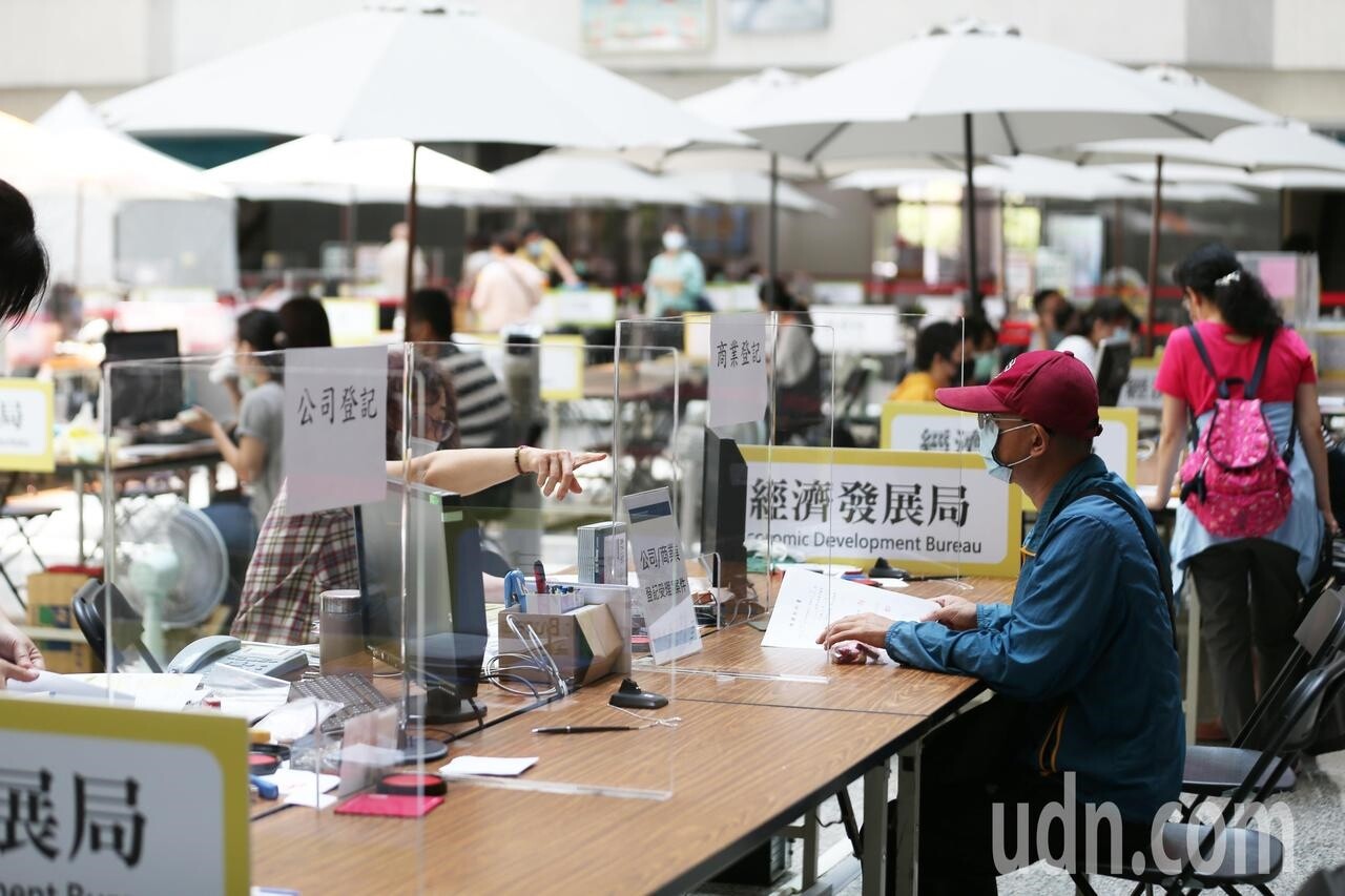 疫情嚴峻，高雄市府四維行政中心所有局處改到一樓，所有洽公民眾只能在中庭洽公，不準上樓減少人流。記者劉學聖／攝影