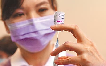 現任及前任副總統賴清德和陳建仁昨天都呼籲民眾盡快施打疫苗。圖為醫護人員於疫苗施打前的準備作業。(本報資料照片)