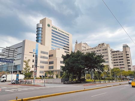 亞東醫院19日新增3例COVID-19確診。（葉書宏攝）