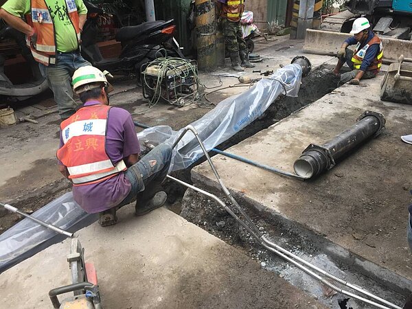 北水處汰換老舊管線,減少漏水率。圖/北水處提供