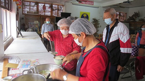 防疫大作戰，苗栗縣社區關懷據點停止共餐、供餐。圖／聯合報資料照片