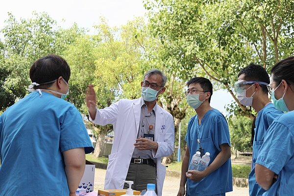 宜蘭大學有一名勞動部安心上工人員確診,為避免疫情擴散,陽明交大醫院由副院長曹玄明帶領4組人力進駐校園開設採檢站。圖/讀者提供