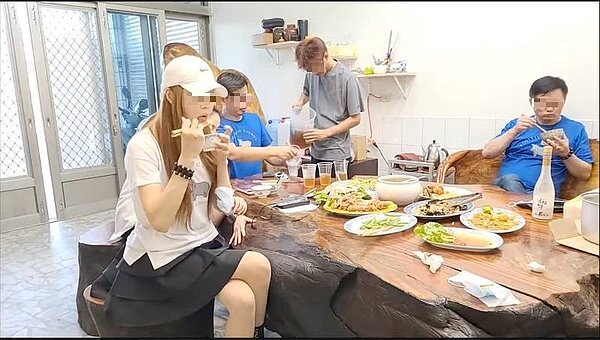 全國進入三級警戒,杏仁哥卻揪人吃火鍋開直播,無視停止室內5人以上禁令,衛生局研議開罰,事後杏仁哥發文道歉。圖/擷取自杏仁哥youtube頻道