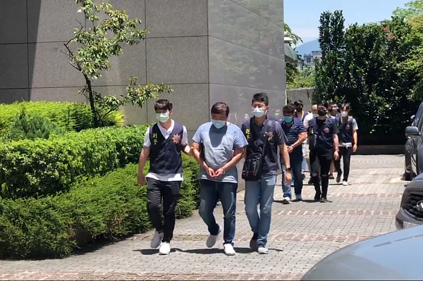 天道盟太陽會成員沈姓男子販賣殯葬產品，涉嫌宣稱可高價轉賣卻未協助交易，騙走1700萬元；刑事局搜索沈的公司，拘提6人移送。記者李奕昕／翻攝