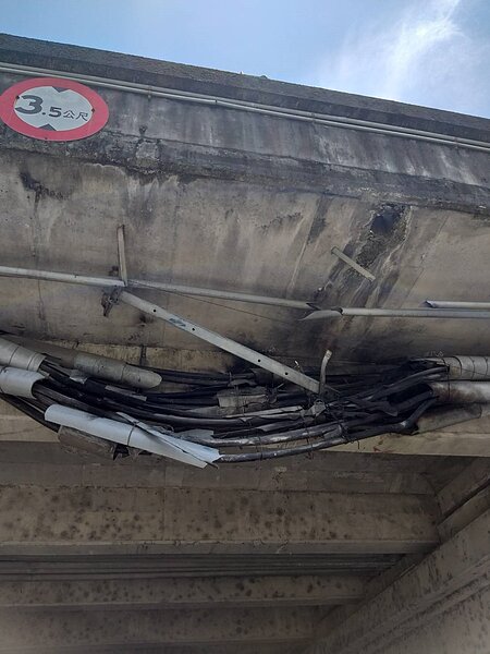 貨櫃車惹的禍,蘭陽大橋下電纜遭貨櫃車撞毀,造成五結、羅東4318戶停電。圖/台電宜蘭區營業處提供