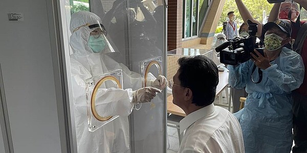 台中榮總採購工研院研發最新式的「正壓篩檢站」2座,進行新冠肺炎病毒的篩檢。圖/劉朱松