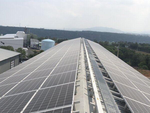 台中市拚綠電，今年起補助合法工廠申請設置太陽能屋頂。圖／台中市經發局提供