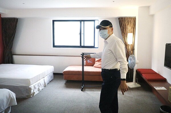 新北市長侯友宜宣布,徵用飯店作為安置輕症及無症狀者的集中檢疫中心。圖/新北市衛生局提供