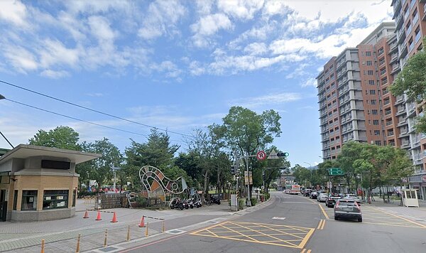 永慶房屋統計近一年距離額滿國小500公尺範圍內的實價登錄資料,整理出前十大熱門額滿國小,前三名由「林、三、淡」拿下。圖/截自Google Map