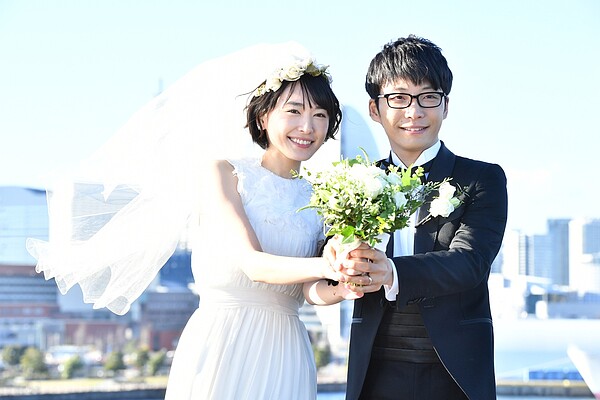 日本演員新垣結衣與星野源宣布結婚消息，讓網友震驚，甚至調侃日劇月薪嬌妻原來是部紀錄片。圖／取自星野源推特