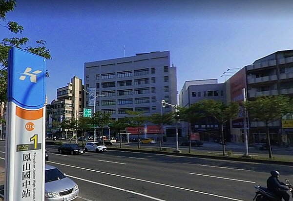 「高雄鳳翔安居」社宅距離捷運鳳山國中站僅600公尺,交通便利、生活機能完整。周邊區域20多年中古大樓多單坪均價落在1字頭,屋齡30多年公寓不少單坪均價還低於10萬元。圖/google map