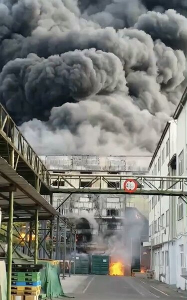 台南市新營區生泰合成製藥工廠昨天發生大火，濃煙直竄天際，不時傳出爆炸聲，嚇壞附近居民。圖／洪姓讀者提供