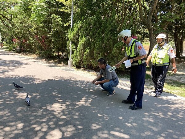 民眾在公園內餵食野生動物,駐衛警前往勸導。圖/北市公園處提供