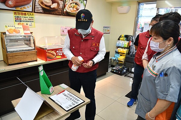 新北市下令,超商、賣場禁賣開放式熟食且只能外帶或外送,夜市、市場攤販則一律禁止內用。圖/新北市經發局提供
