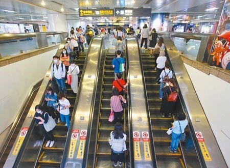 台北捷運公司傳出3名內勤行政人員確診,已匡列13人進行居家隔離並安排採檢。昨日下班時段,搭捷運人潮依舊比往常少了許多。(陳君瑋攝)