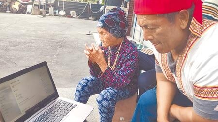 總統20日宣布特赦布農族獵人王光祿(右)。(本報資料照片)