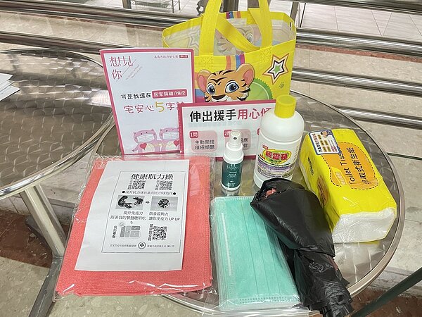 嘉市提供居家檢疫、隔離者「防疫包」，有口罩、衛生紙、消毒水、運動毛巾等卻沒體溫計。記者林伯驊／攝影