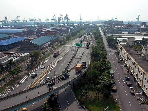 高雄市連接旗津與前鎮的過港隧道使用年限已高，市府將展開第二過港隧道路線規畫。圖／高雄市交通局提供