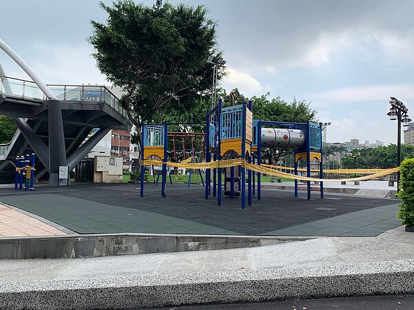 新北市宣布關閉公園中的遊戲場。圖/新北市府提供