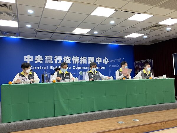 疫情監測組組長周志浩(第一排左起 )、專家諮詢小組召集人張上淳、指揮官陳時中、副指揮官陳宗彥、發言人莊人祥。第二排左起醫療應變組副組長羅一鈞以及王必勝。記者陳雨鑫/攝影