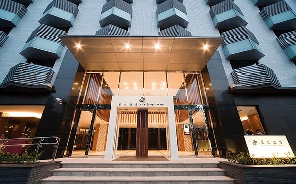 新北市今起徵用位於淡水的飯店作為集中檢疫中心,收治輕症、無症狀患者,據了解為淡水區亞太飯店。圖/摘自飯店官網