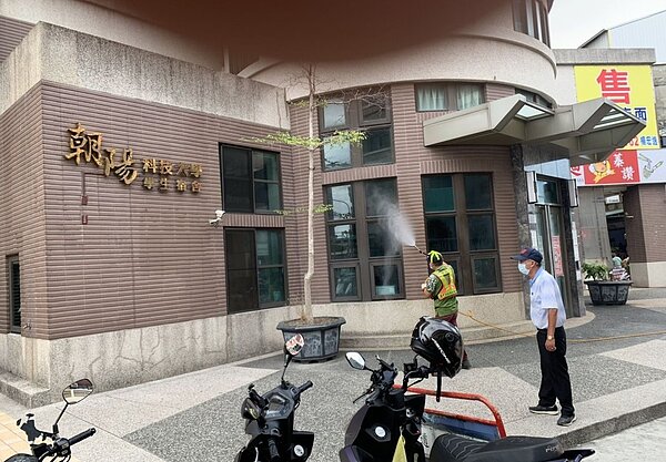 台中市環保局人員在朝陽科大及周邊道路消毒。圖/台中市環保局提供