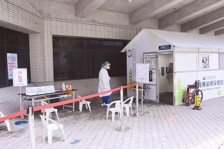 疫情嚴峻,花蓮慈濟醫院設立「新興傳染病採檢站」,採檢工作相當忙綠,還有詐騙集團盯上護理師下手,院方斥責詐騙集團真的很惡劣。圖/王志偉攝