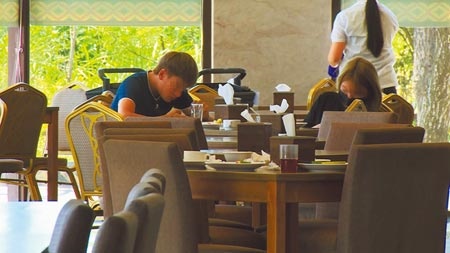 台東旅宿近期住房率跌至1成，飯店可容納百人的餐廳僅3桌客人，業者齊聲喊紓困。（蔡旻妤攝）