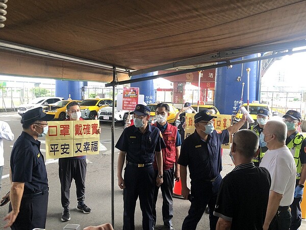 警政署長陳家欽(左)親自前往三重大同公園宣導戴口罩,當場驚見民眾群聚,呼籲趕緊離開,否則依法舉發。圖/警方提供