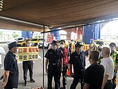 1件1嘉獎？　警闖工地抓未戴罩掀戰