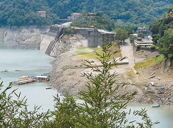 石門水庫水位230公尺以上時,原碼頭在斜坡(圖中右)位置就可以搭船,現在降至206.40公尺,須過乾涸的土丘再往下走(圖中左)才能上船。圖/石門水庫仙島住民黃智靖提供