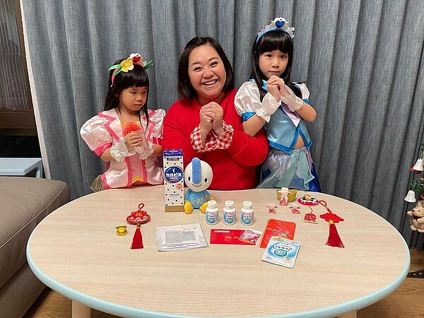 鍾欣凌專心在家防疫,照顧2個女兒,苦笑稱兔寶、二寶常常吵架。圖/摘自臉書