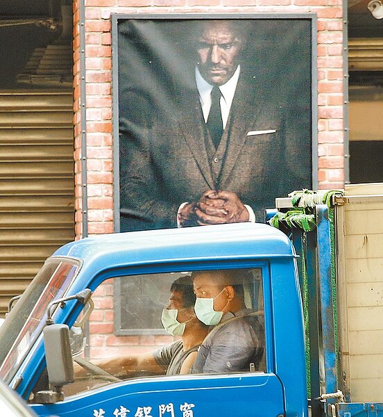 新冠肺炎全台疫情肆虐,中央流行疫情指揮中心21日宣布,獨自1人在密閉空間內駕車,未與他人接觸者可免戴口罩,若2人以上同車就必須戴上口罩。(范揚光攝)