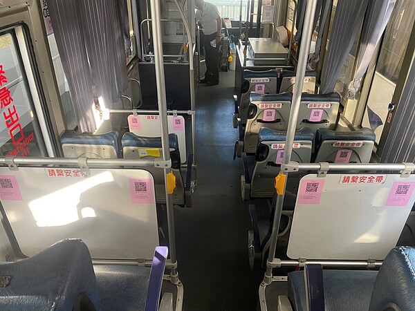 中市行經高、快速道路公車,今起便民再升級,車位前皆張貼QR Code。圖/台中市府提供