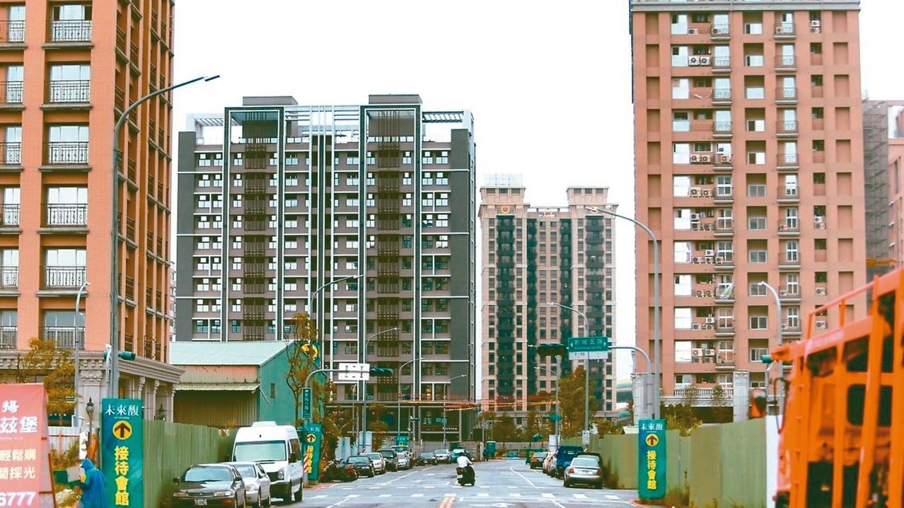新北房價坐3望4,建商於蛋殼區段重劃區推出2字頭住宅,吸引首購族買盤。聯合報資料照