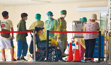 因應疫情三級警戒,新北市聯合醫院三重院區22日設立「社區快篩站」,服務三重、蘆洲區民眾,每日300名額。(張鎧乙攝)