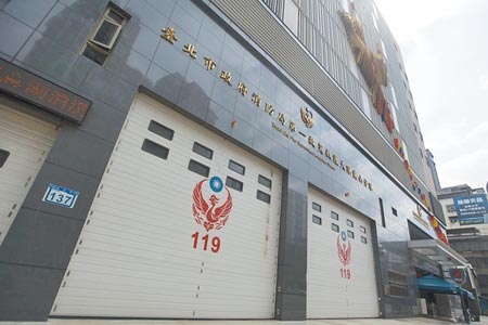 新冠肺炎疫情持續延燒，台北市消防局執行防疫專案隊員有5位隊員日前快篩結果呈現陽性，龍山分隊22日大門深鎖不見人影。（杜宜諳攝）